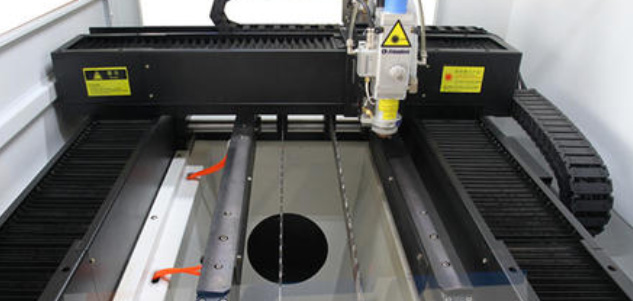 保護(hù)激光設(shè)備中的電纜軟管等